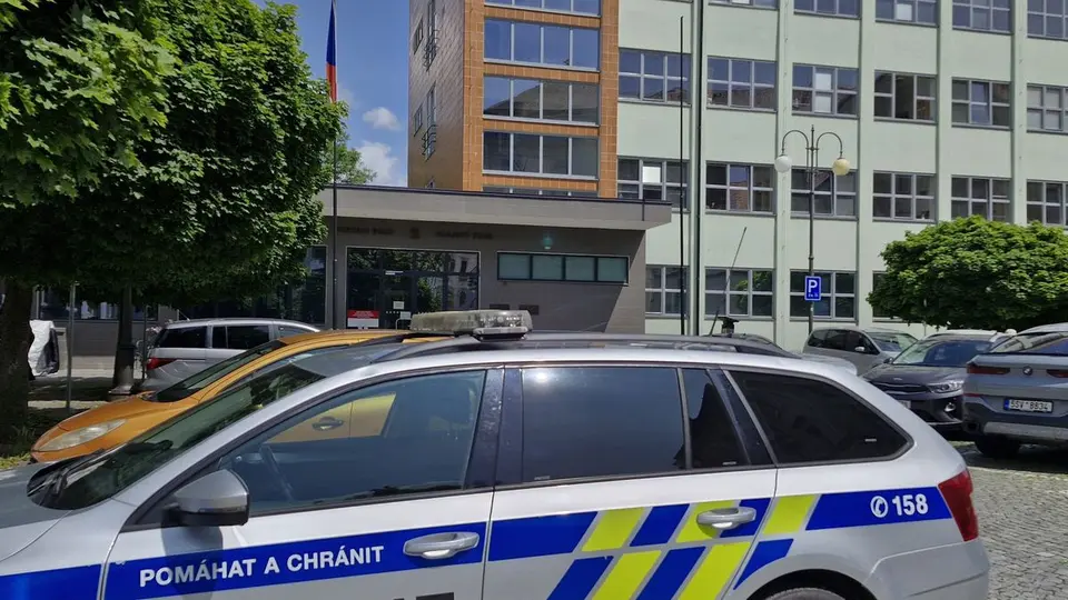 Manžel čelí soudu za údajnou vraždu partnerky fingovanou jako sebevraždu