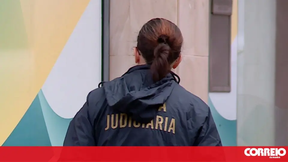 Man robbed at gunpoint by hooded trio in Loures