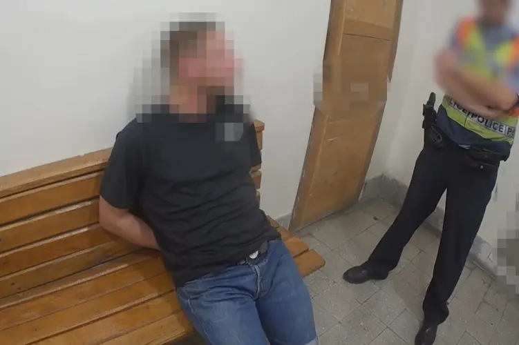 Two men in custody after attacking foreigners with broken glass in Veszprém city centre