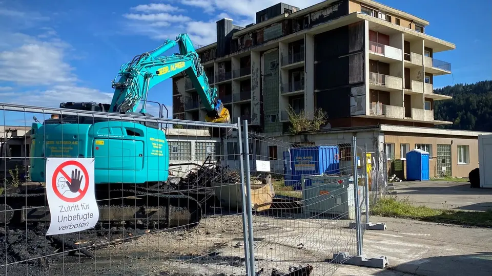 Baggerfahrer nach Arbeitsunfall bei Hotel-Abriss vor Gericht