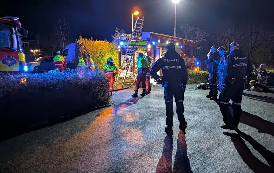 Mand i 30'erne tiltalt for vold mod betjent under brand i Askim