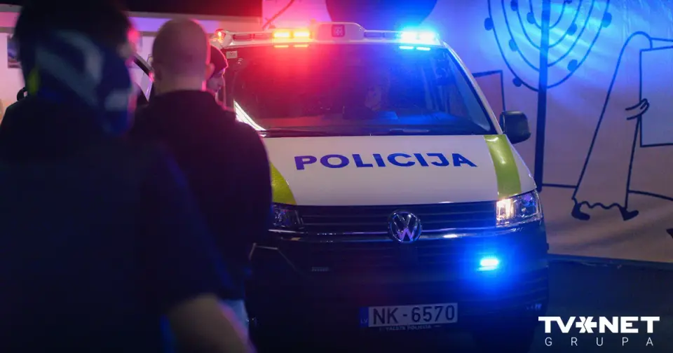 Trīs jaunieši apsūdzēti par ēkas un kapu dedzināšanu Daugavpilī