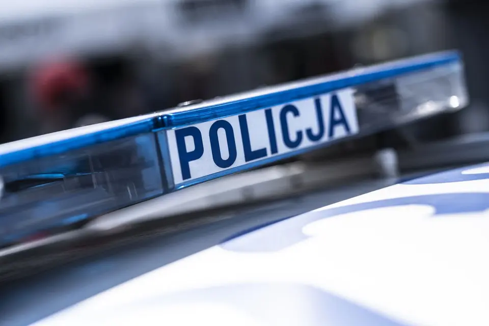 Żołnierz pod wpływem alkoholu zniszczył pojazdy i wejście do posterunku w Tymbarku
