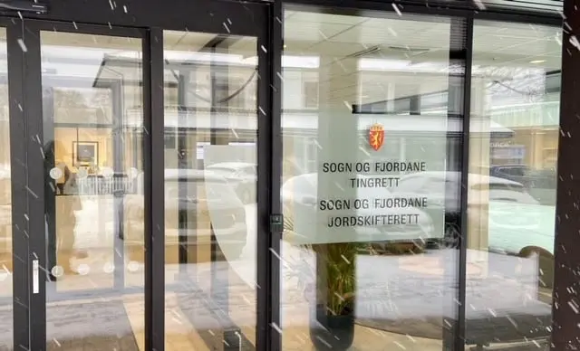 Ung mann dømt til fengsel etter voldsepisoder i Florø – retten kritiserer politiet