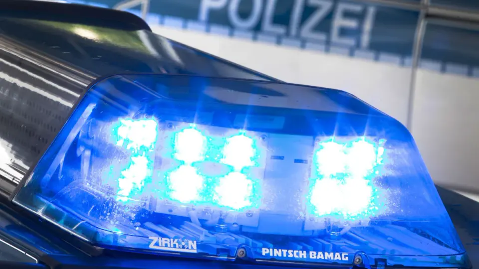 Raub in Bergkirchen: Täter entreißen 77-Jährigem Uhr und werden auf A8 gestoppt
