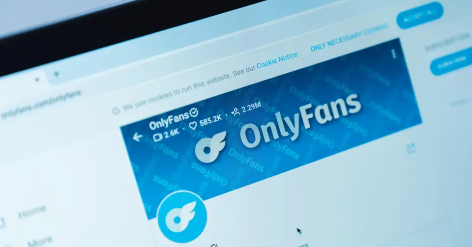 Obchodování s desítkami dívek na OnlyFans: policie stíhá čtyři osoby a firmu