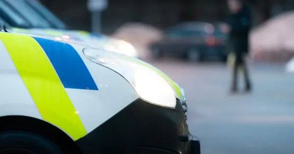 Trīs jaunieši apsūdzēti par kapu ēkas dedzināšanu Daugavpilī