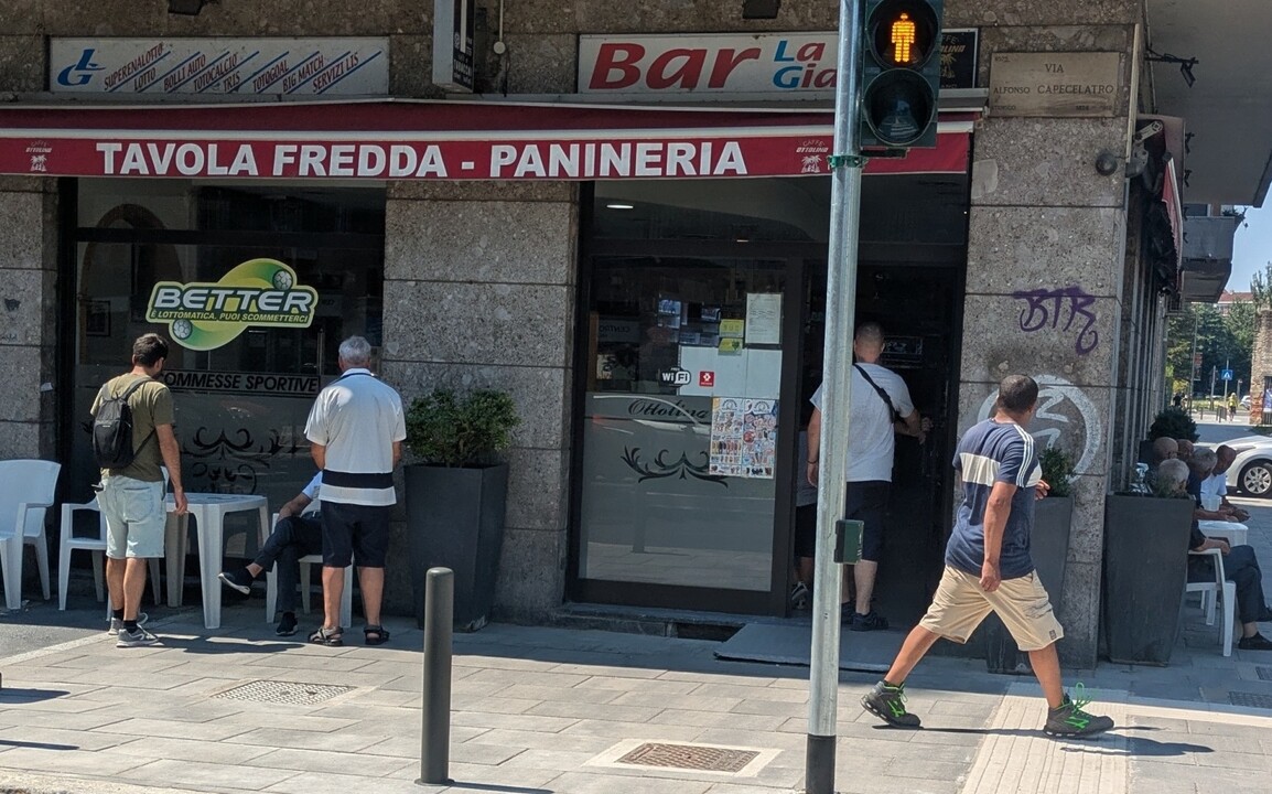 Milano, venti fendenti a un cliente in un bar: 22enne arrestato