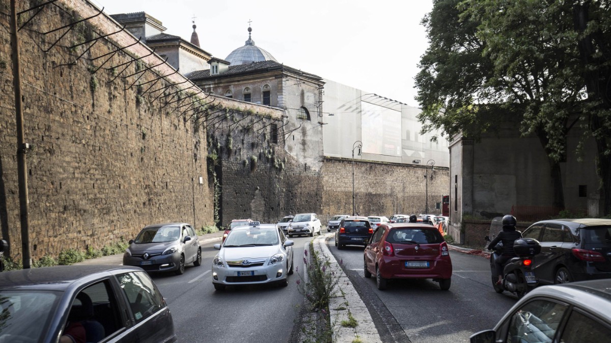 Roma, lancia tronco e pietra da 9 chili sulle auto in viale del Muro Torto: arrestato 29enne