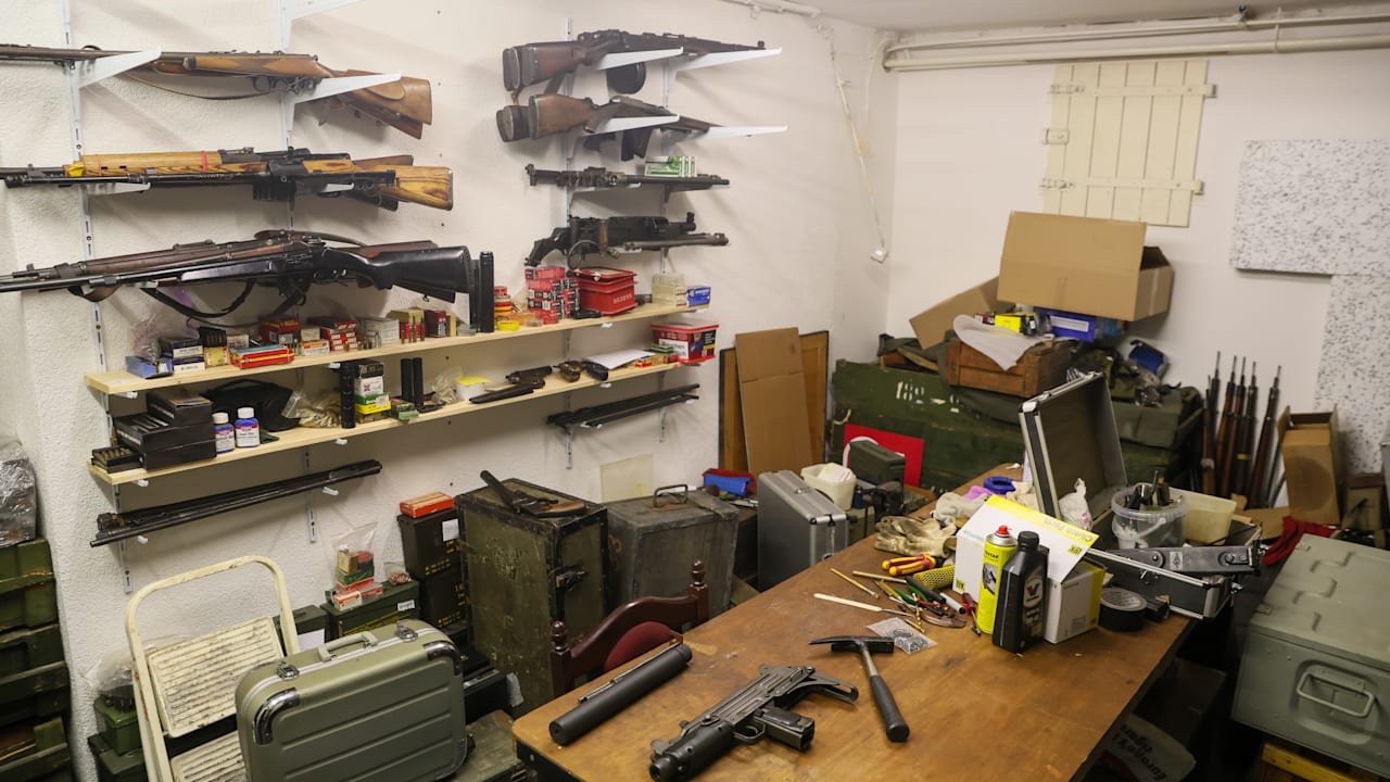Prozess gegen Waffen-Schmuggler: Geheimes Kriegswaffenlager in Remscheider Keller entdeckt