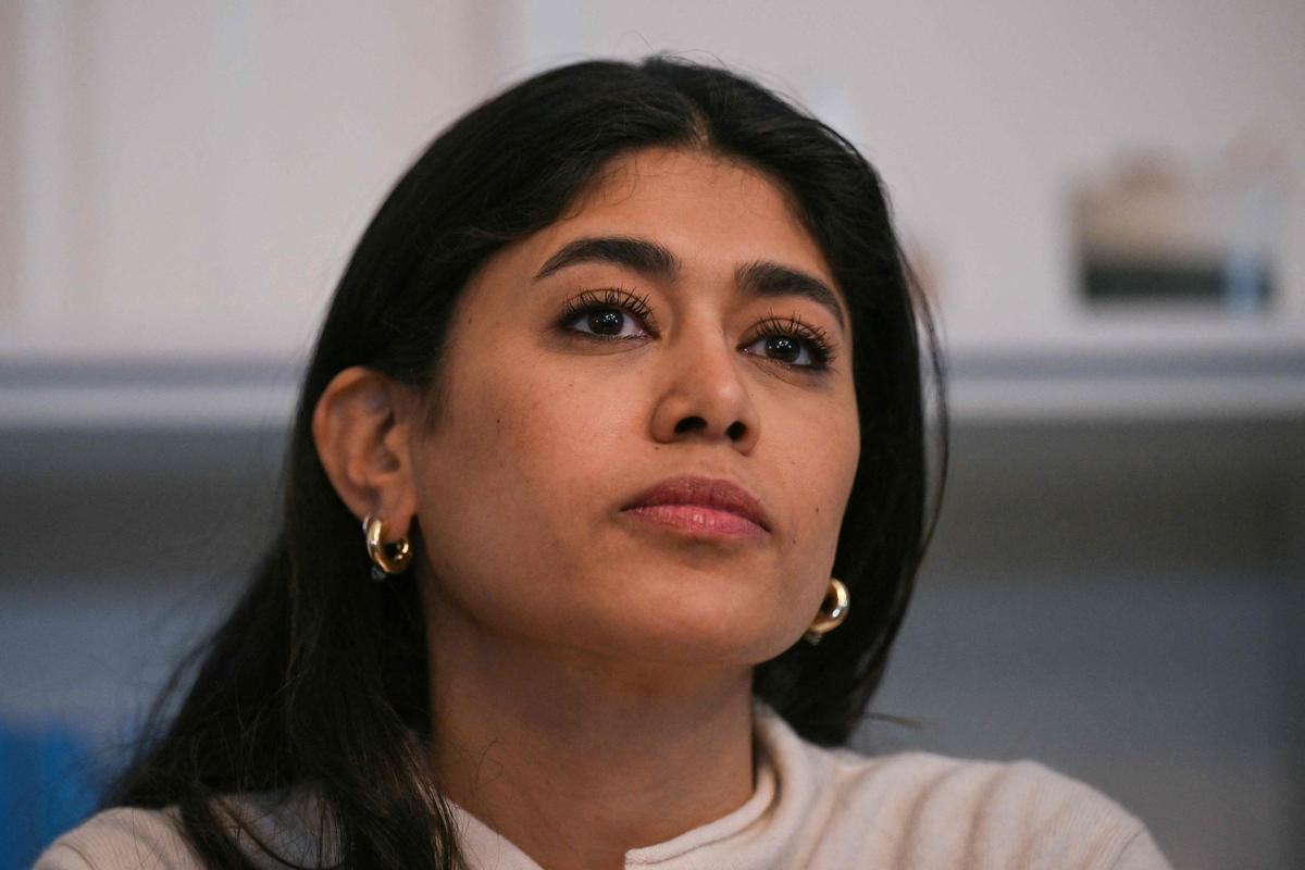 Rima Hassan jugée pour apologie du terrorisme à Paris