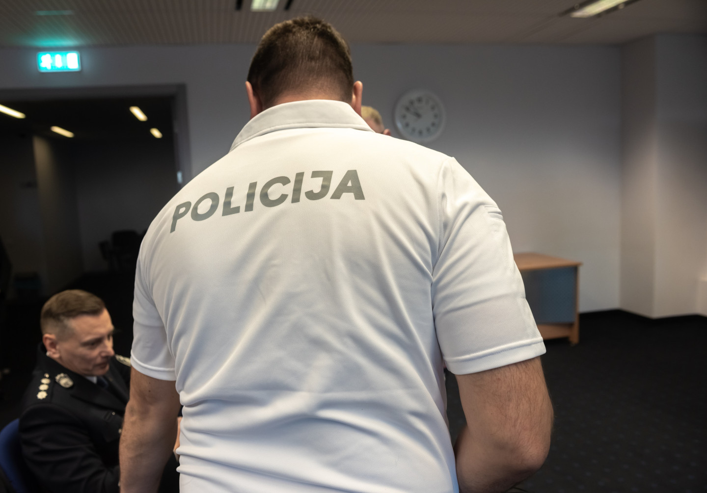 Veikals Rīgas centrā naktī aplauts – policija meklē vainīgos