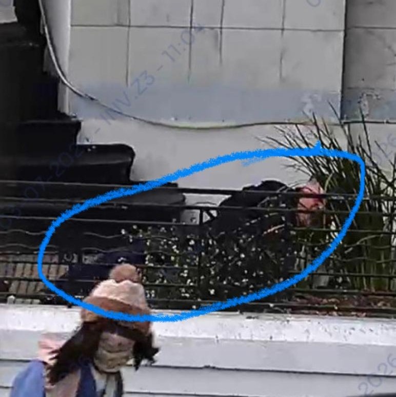 Agente baleado durante asalto a residencial permanece en estado crítico
