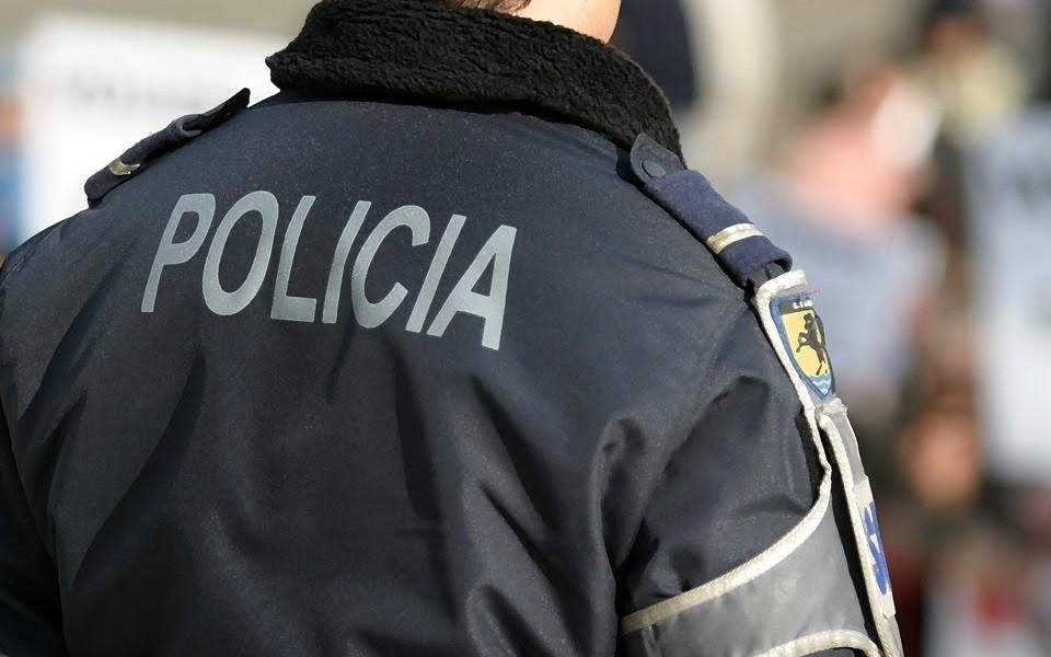 Homem detido em Capelas com 26 peças de ouro e prata furtadas de residência