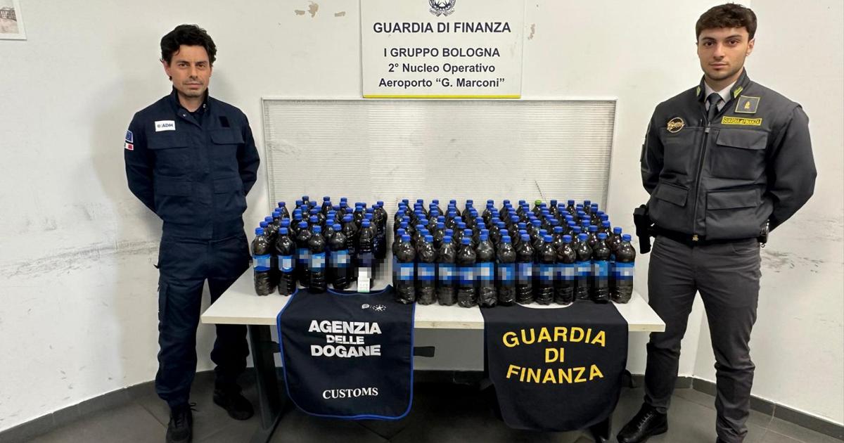 Bologna, maxi-sequestro di droga liquida all'aeroporto Marconi