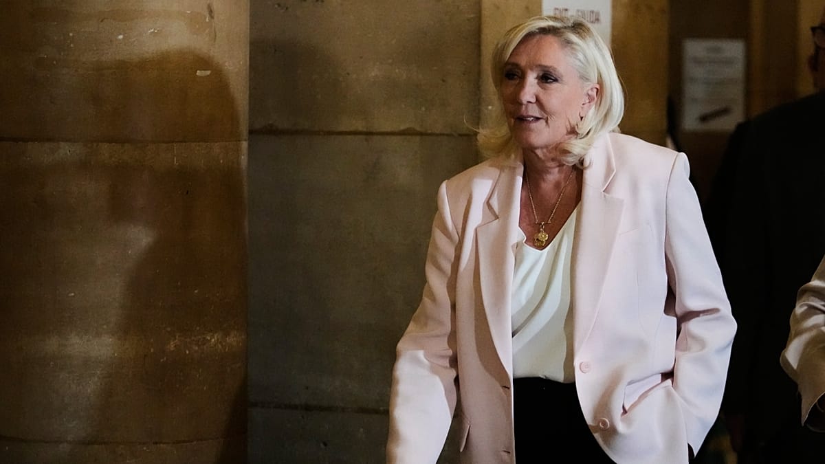 Marine Le Pen condamnée à un an de résidence surveillée pour détournement de fonds européens