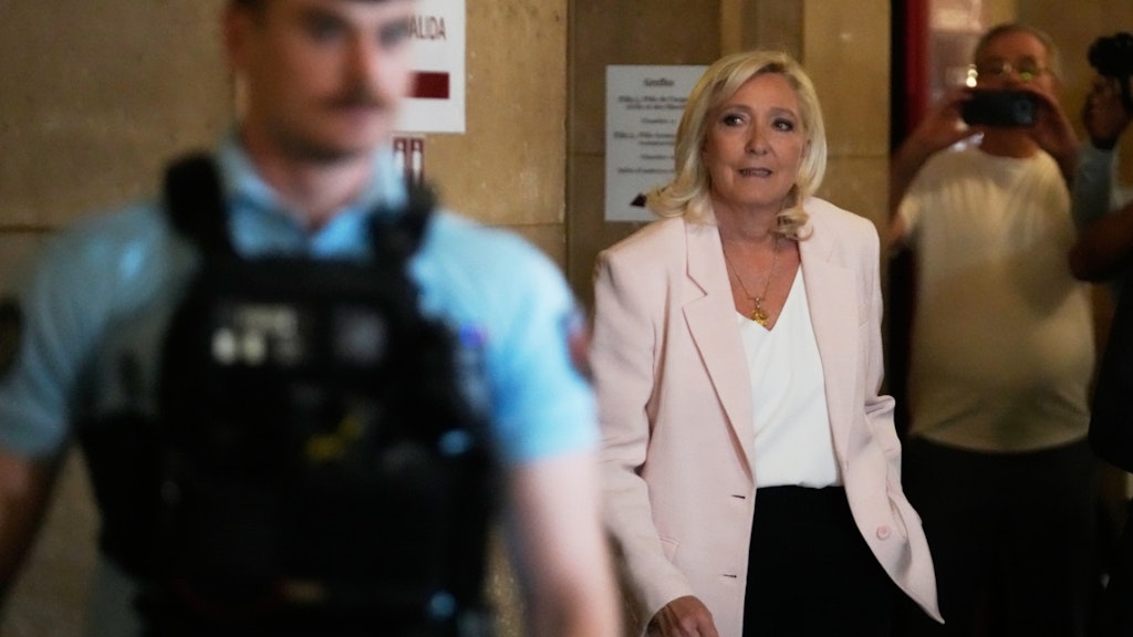 Marine Le Pen condamnée à un an de prison avec bracelet électronique