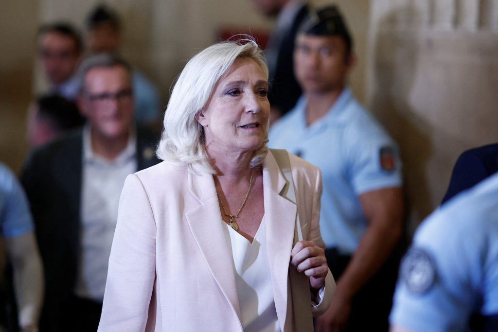 Marine Le Pen condamnée pour détournement de fonds et placée sous surveillance électronique