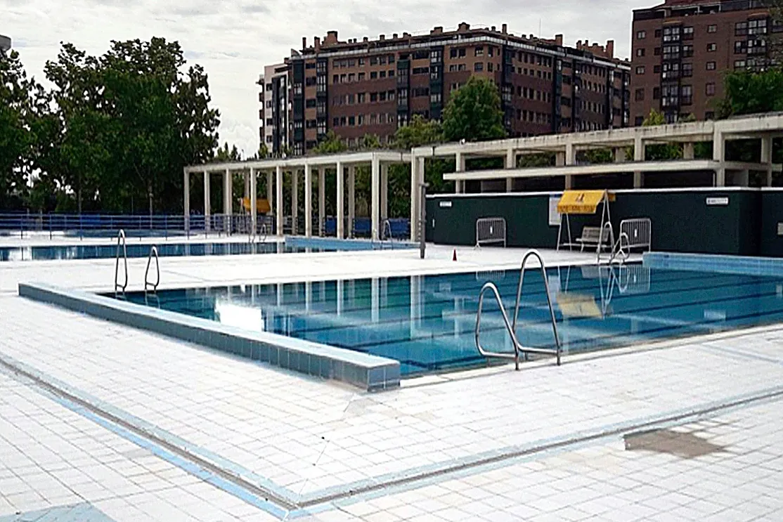 Agresión sexual a tres niñas en piscina de Vallecas: dos menores detenido y entregado a padres