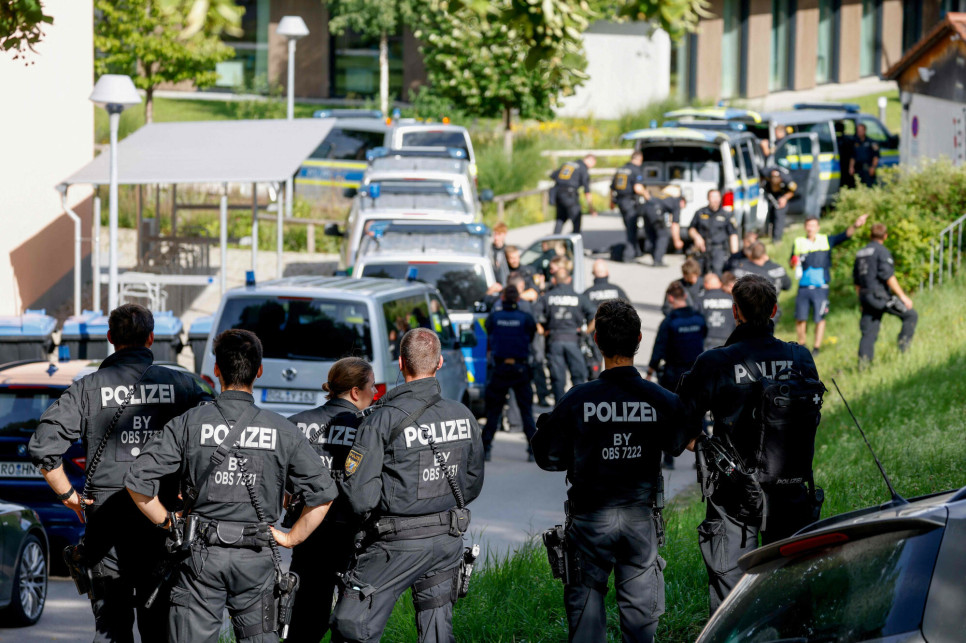 Jugendlicher verletzt zwei Schülerinnen in oberbayerischer Schule