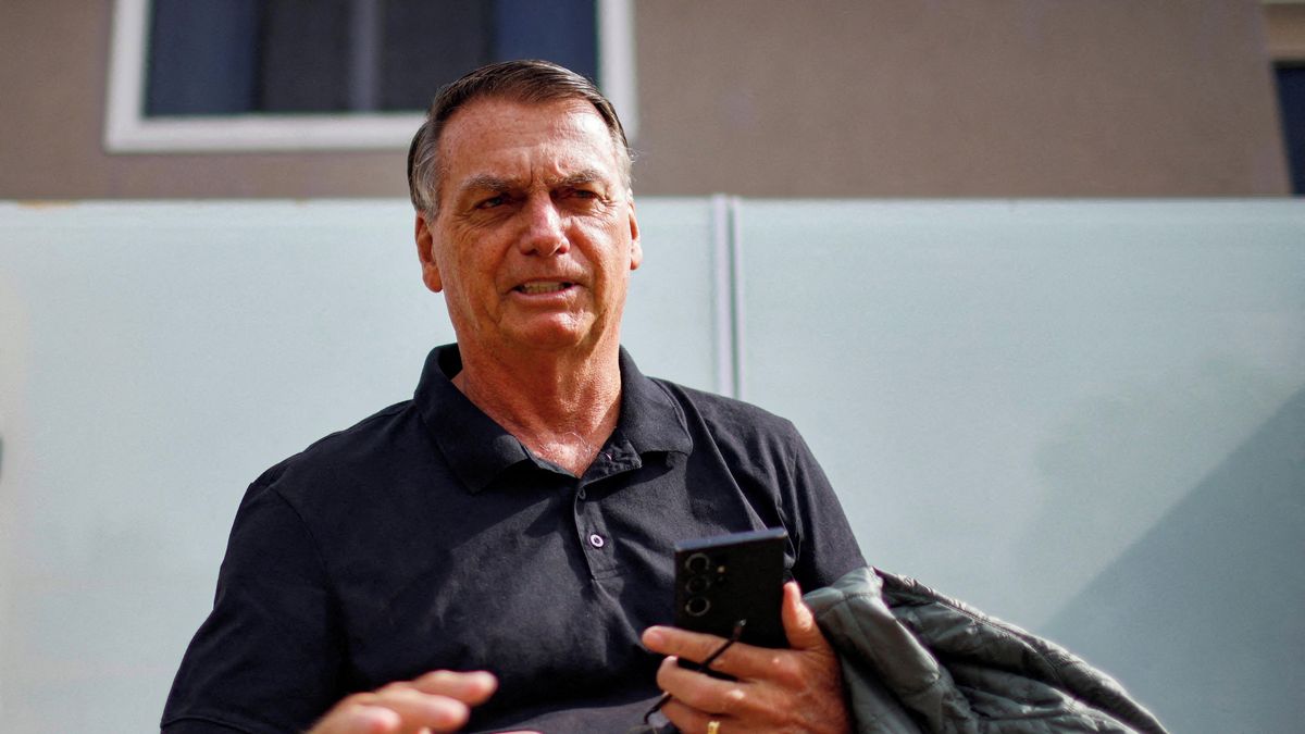Policia federal brasileira cumpre mandado de busca na casa de Bolsonaro em busca de armas