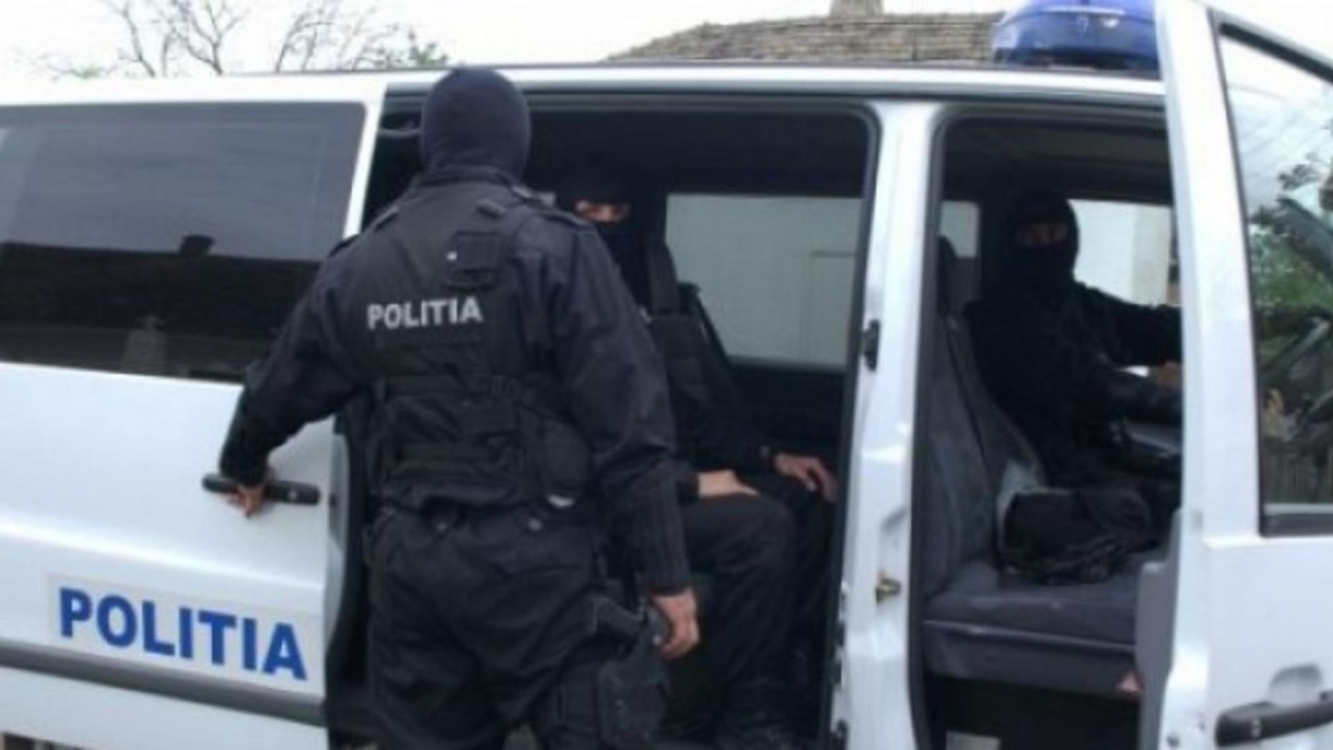 Opt reținuți într-un dosar de escrocherie online cu daune de peste un milion de euro