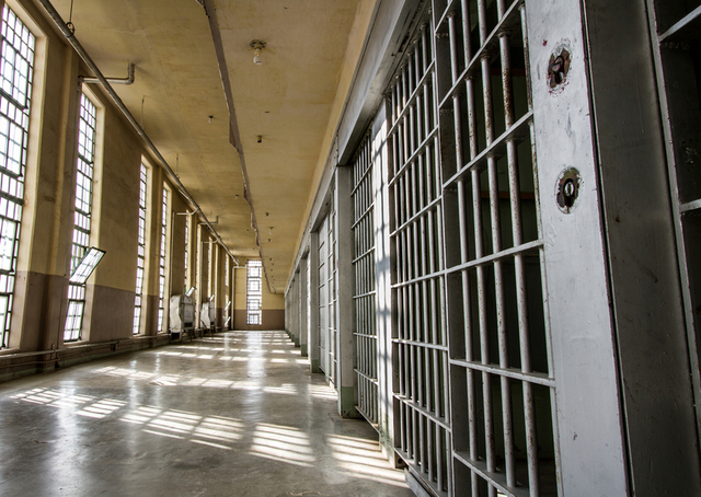 Trei angajați ai Penitenciarului București-Rahova, trimiși în judecată pentru tortură