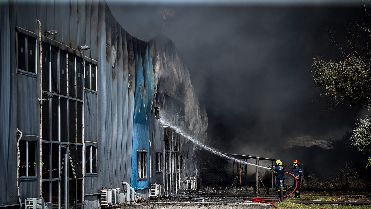 Σύλληψη ηλικιωμένου για εμπρησμό από αμέλεια σε εργοστάσιο πλακιδίων