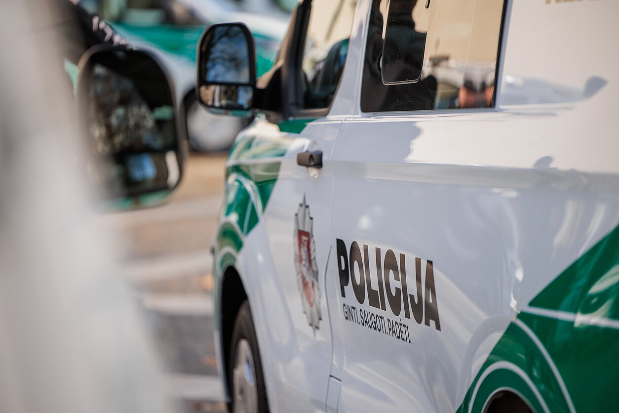 Vilniuje neblaivus vyras viešoje vietoje grasino dviem paauglėms