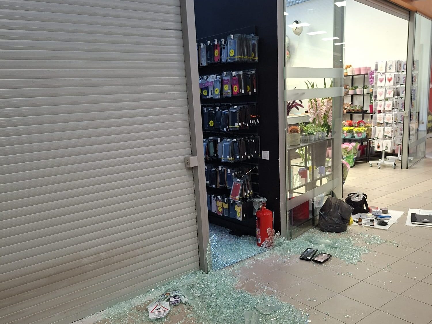 Naktī ielaužas tirdzniecības centrā Bauskā; policija sāk kriminālprocesu