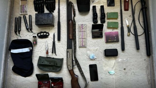 Πέντε συλλήψεις σε Αχαΐα και Ηλεία: Βρέθηκαν καραμπίνες, γκλοπ και μαχαίρια