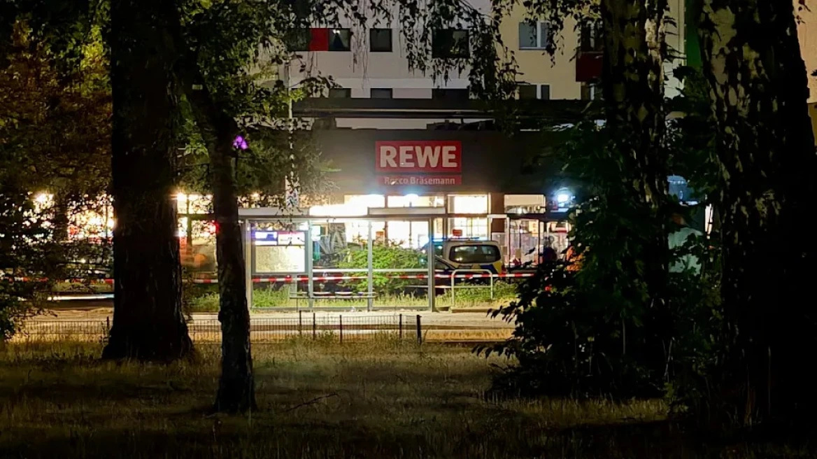 Berlin: Bewaffneter nimmt Frau in Supermarkt als Geisel – Polizei im Großeinsatz
