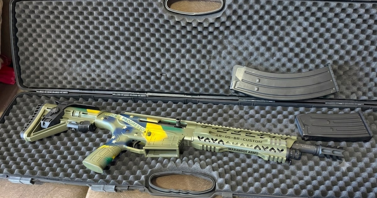 Polícia Federal recolhe carabina de Bolsonaro com pintura da bandeira nacional