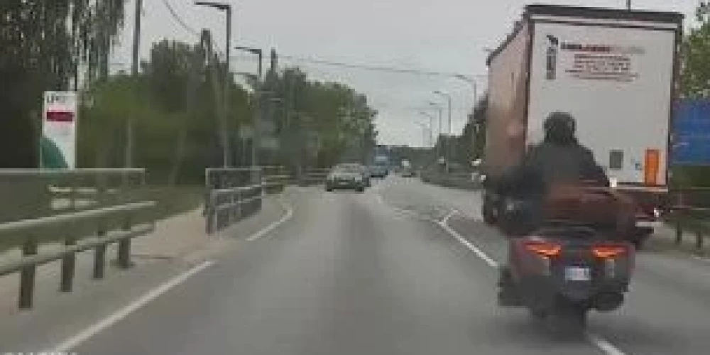 Igaunijas pilsonis bēg no policijas uz motocikla — sods 6700 eiro un tiesību atņemšana