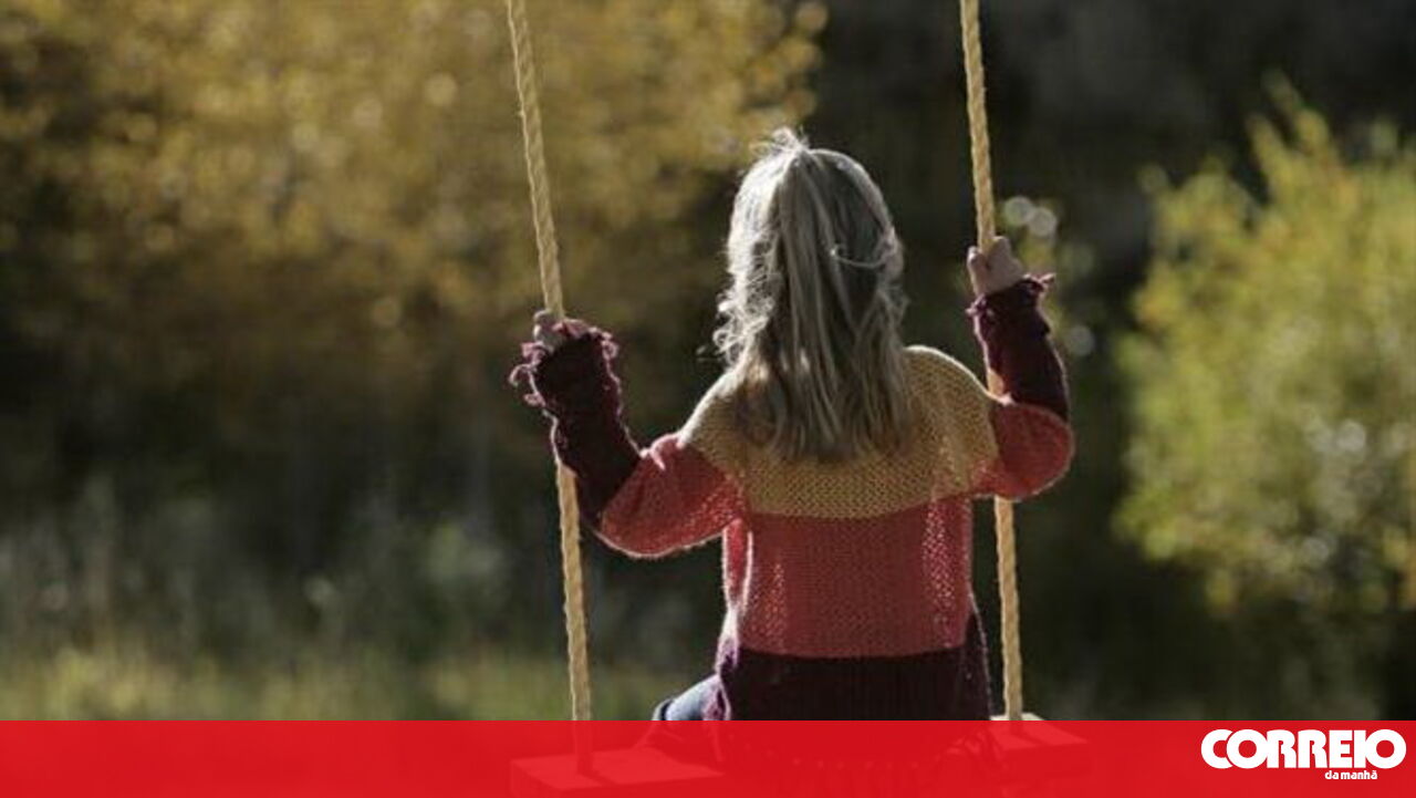 Pai bombeiro multado em 210 euros após queimar filha menor com recipiente de água quente