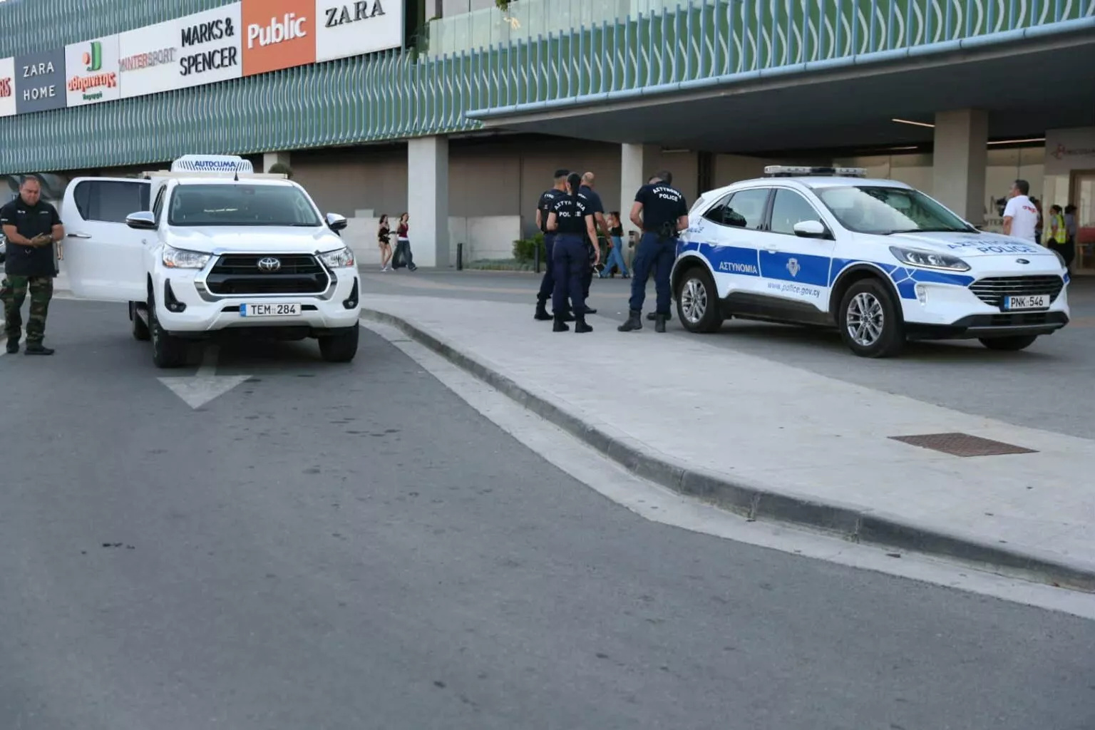 Πρόσωπο ανακρίθηκε για ψευδείς βόμβες σε καταστήματα – Ο «Ντέιβιντ» παραμένει άφαντος
