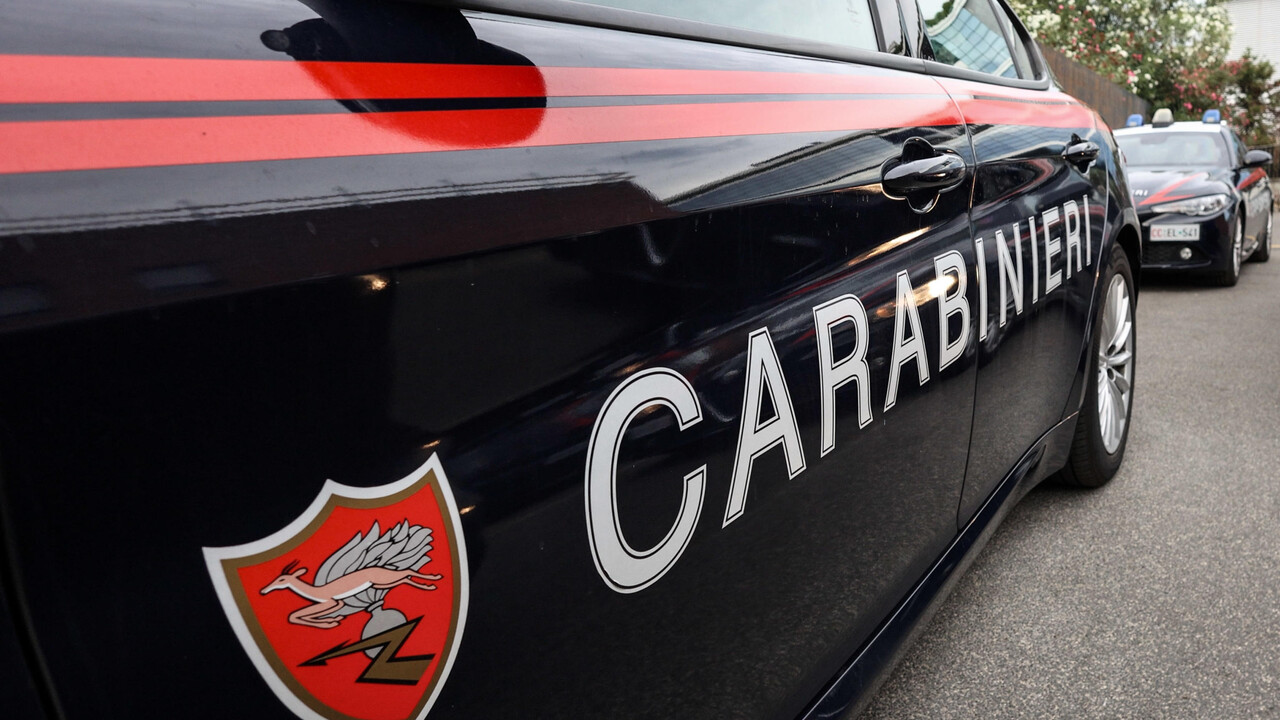 Milano, giovane ferito con due colpi di fucile in una casa popolare