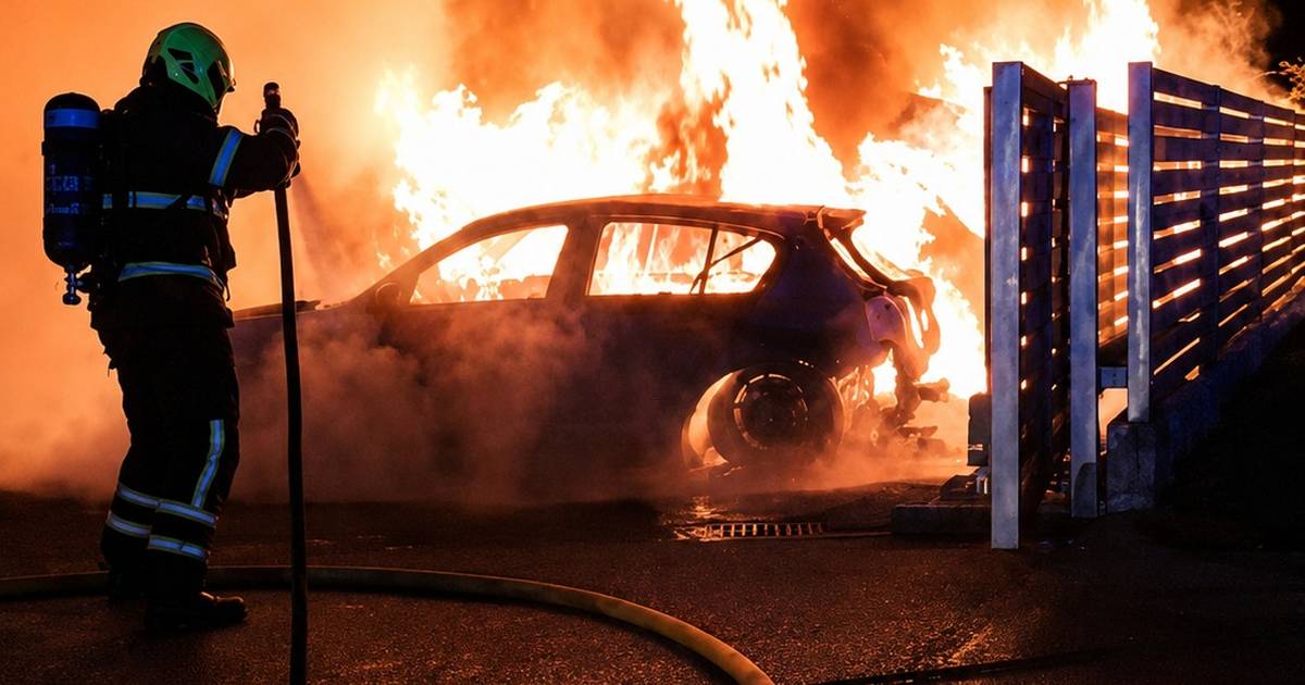 Nepoznati muškarac zapalio 14 automobila u Sesvetama, policija vodi potragu
