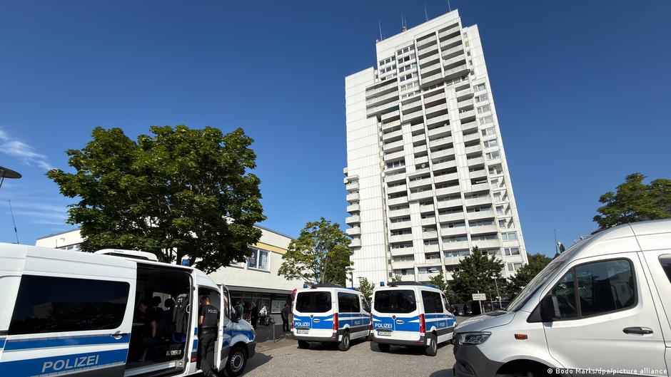 Polizei sichert DNA-Proben in Kiel: Pflasterstein auf Streifenwagen geworfen