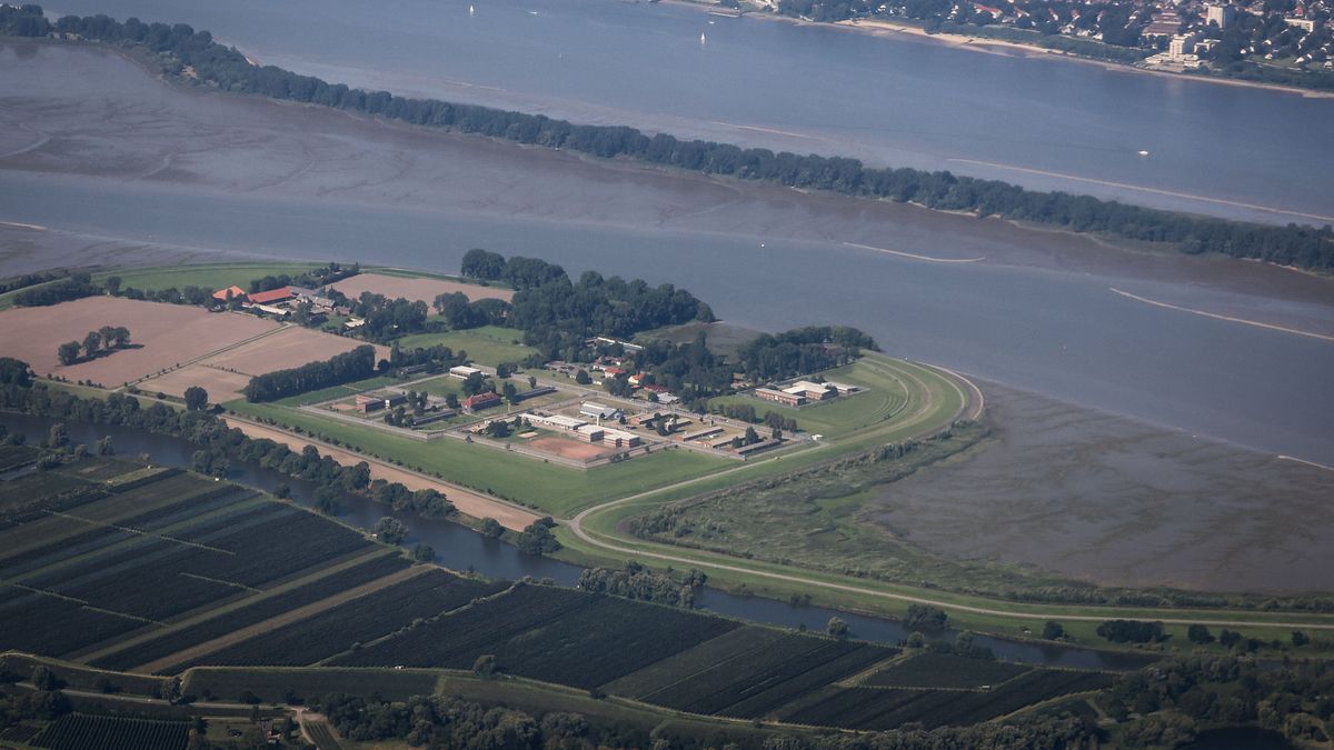 Gefangenenmeuterei in JVA Hahnöfersand: Drei Häftlinge greifen Beamte an