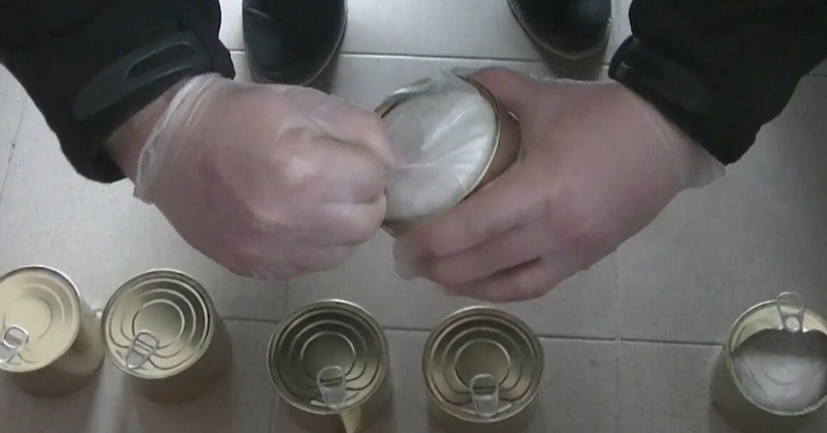 Klaipėdietis teisiamas už 1 kg kokaino slėpimą konservų dėžutėse