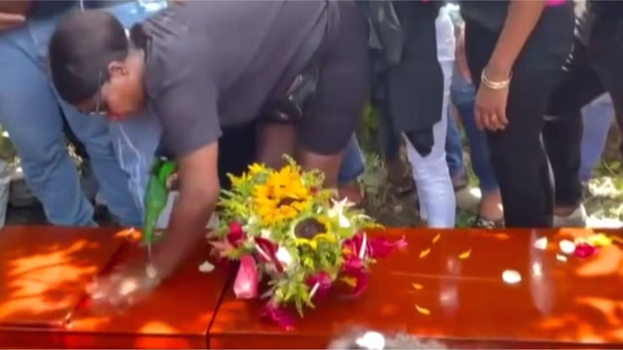 Familiares llevan féretro de Miguel Valenzuela a comisaría para exigir justicia por muerte bajo custodia policial
