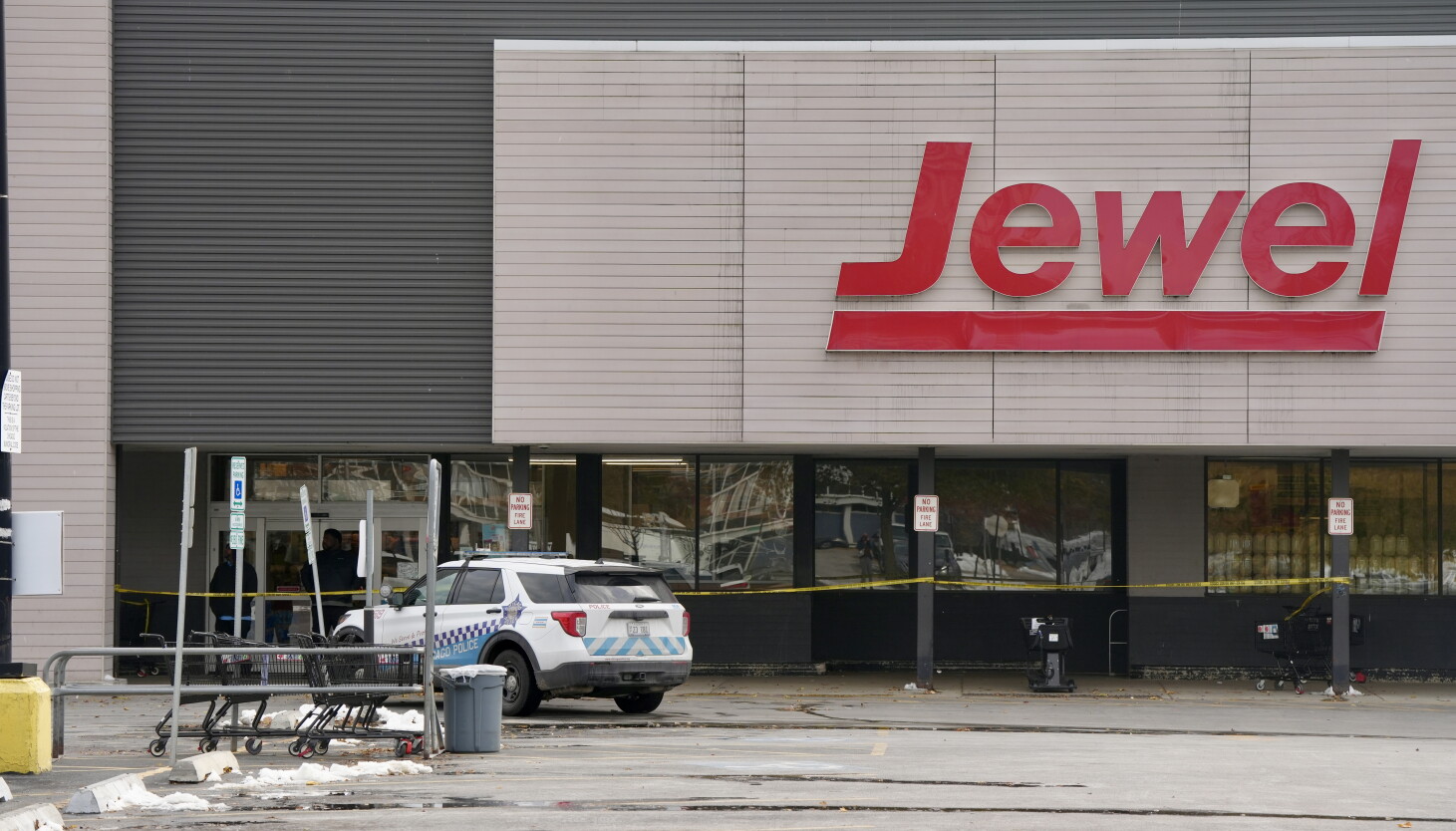Shooting at Bronzeville Jewel-Osco: Security guard seriously hurt, two robbers at large