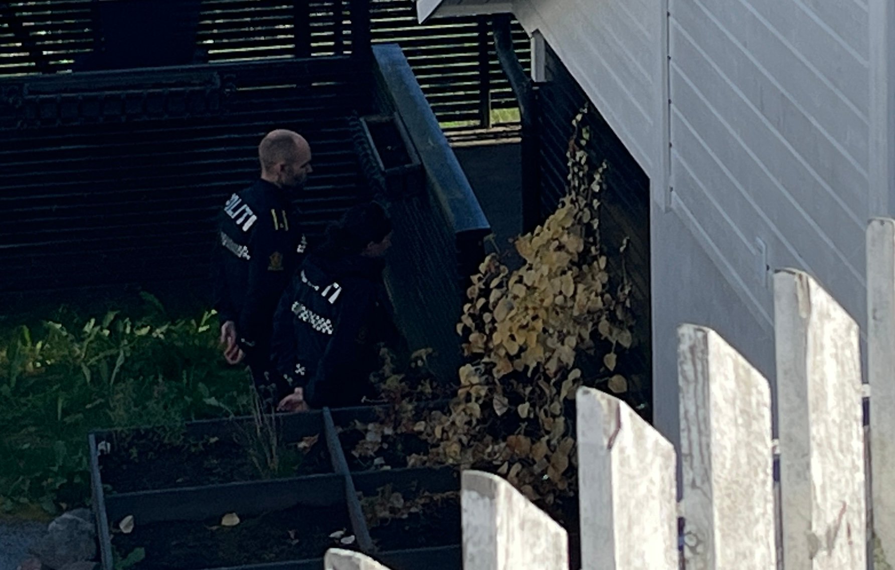 Mann slo inn rute og kastet steiner på Kaupanger – får flere tiltalepunkter i retten