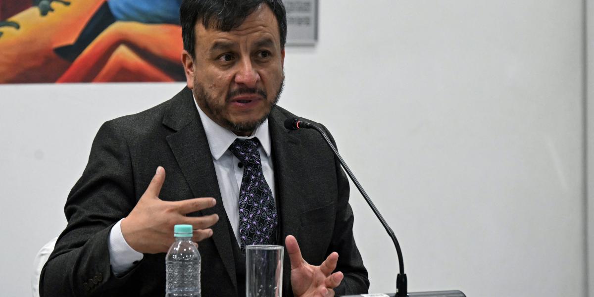 Exministro de Hidrocarburos Medinaceli detenido por gasolina contaminada en Bolivia