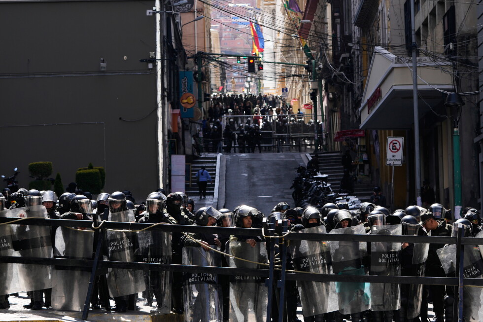 Violentos choques en La Paz: miles de manifestantes exigen renuncia del presidente Paz