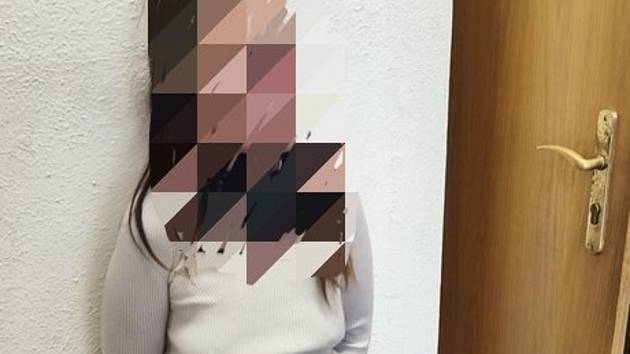 Žena napadla muže u nádraží v Chomutově, skončila v poutech strážníků