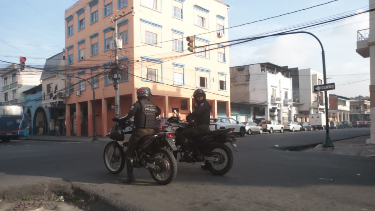 Mujer asesinada a disparos en el centro de Guayaquil, calles Luis Urdaneta y Rumichaca