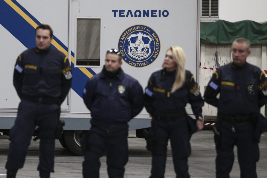 ΑΑΔΕ: Εκατομμύρια λαθραία τσιγάρα, ναρκωτικά και 2 εκατ. ευρώ αδήλωτα στα τελωνεία