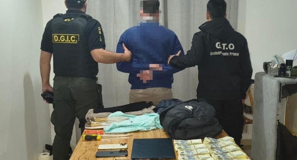 Buscado en Buenos Aires por robo de autos, detenido en Córdoba con $60 millones y un arma policial